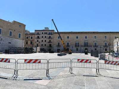 Battiti, accertati danni in piazza Quercia. Galiano in radio: «Riparandoli, si ripulirà anche la pavimentazione»