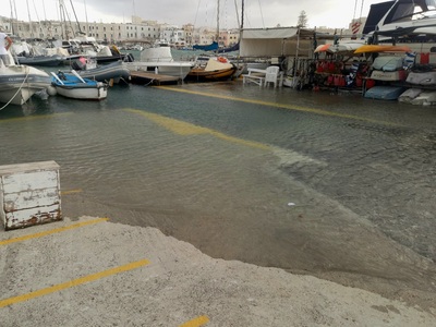 Alta marea anomala, l'acqua invade il piazzale della Lega navale
